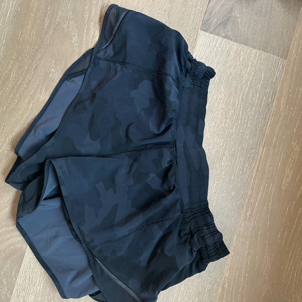 Lululemon Hotty Hot 2.5” Black Camo Women's Shorts